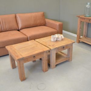Klein vierkante salontafel van oud teak