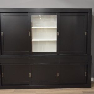 Zwarte vitrinekast met dichte deuren 260 cm