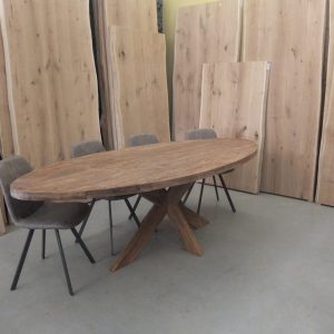 Ovale eettafel met kruispoot van oud gerecycled teak